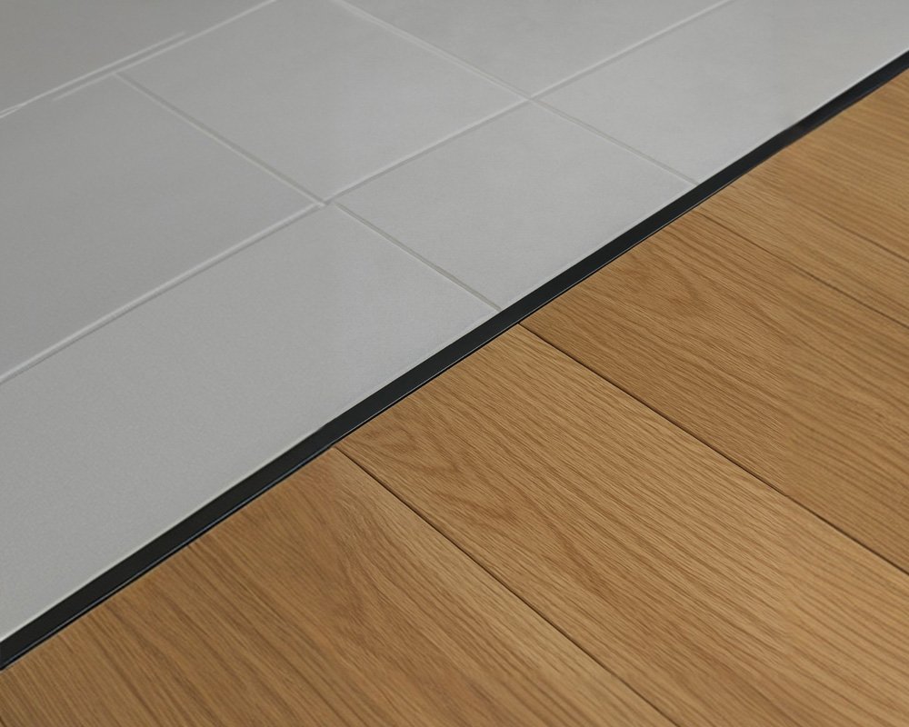 Профиль НЕПЛИНТУС UL25X6-03 25х6х2000мм Черный