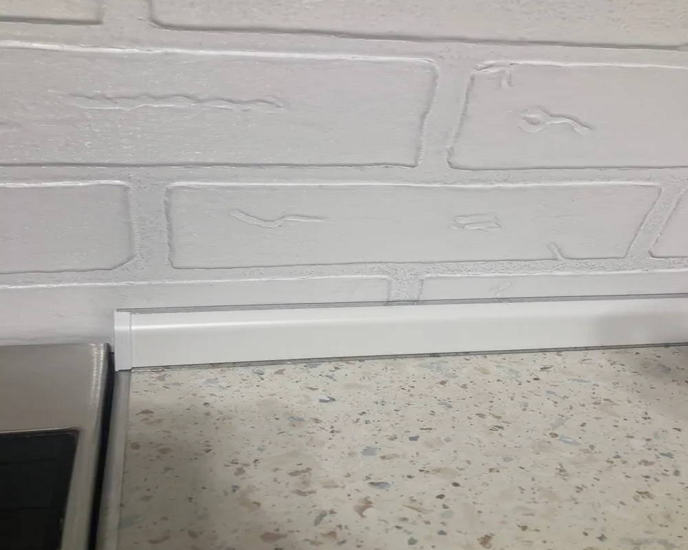 Плинтус для столешниц прямоугольный ПВХ Волшебная палочка 25*12мм 3м 1001М Белый матовый