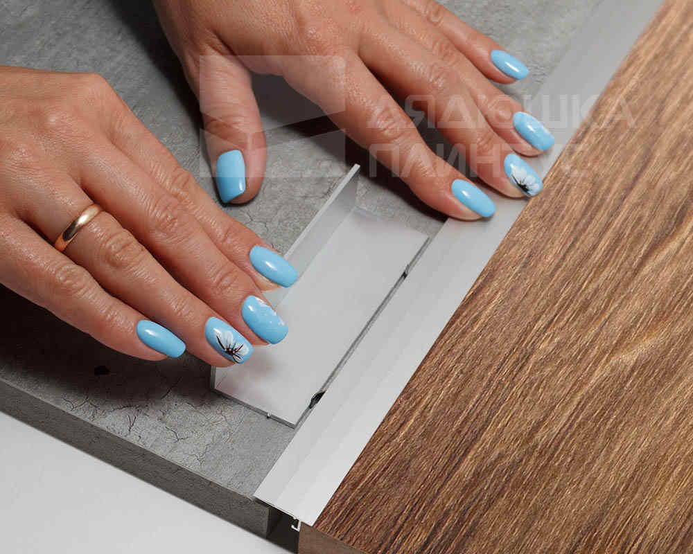 Профиль НЕПЛИНТУС UL25X6-03 25х6х2000мм Черный