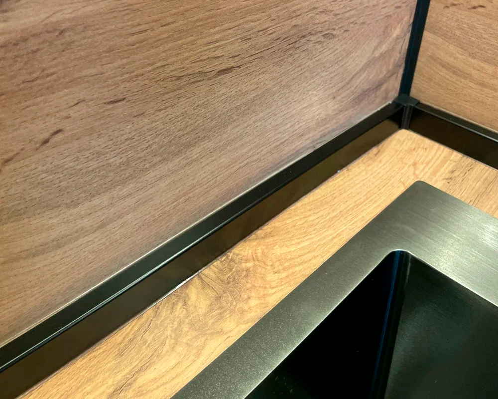 Плинтус для столешниц прямоугольный ПВХ Волшебная палочка 25*12мм 3м 1021 Черный