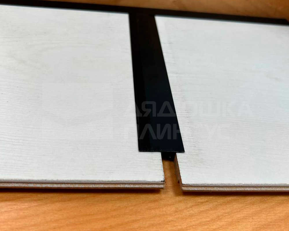 Профиль НЕПЛИНТУС UL25X6-03 25х6х2000мм Черный